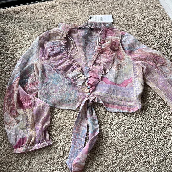 Zara Tops - Ruffle Zara cropped blouse with knot detail